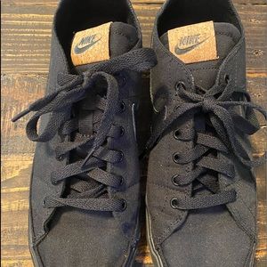 Black 8.5 (mens) NiKe canvas shoe